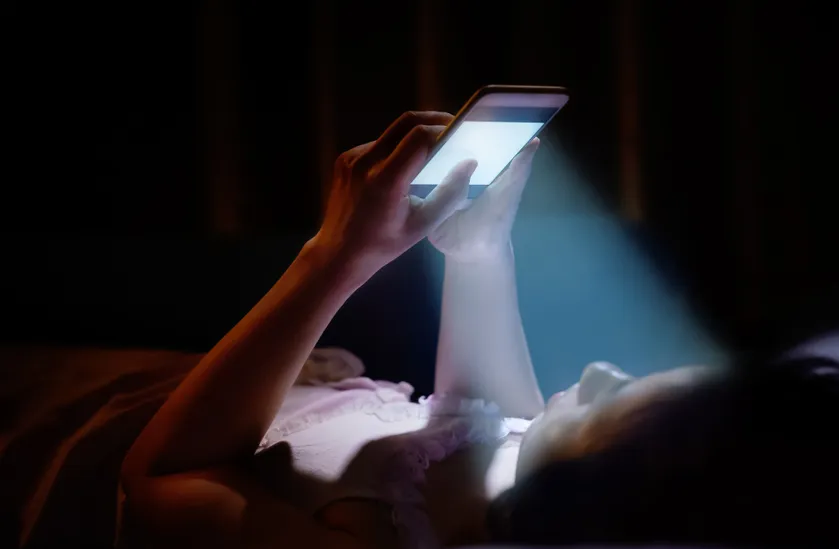 スマホのグレースケールモード:不安を減らし睡眠改善&依存抑制