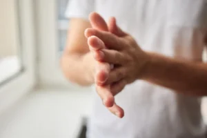 「手のひらを30秒こする」だけでPTSDの急性パニックが即時鎮静