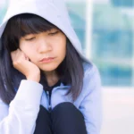 自己嫌悪の原因特定:幼少期の虐待や社会的比較による要因とは?