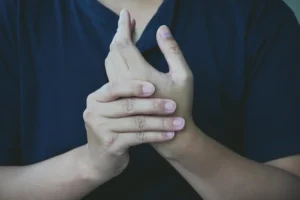 ストレスで手が痺れた時と過呼吸から来る発作との違いと対処法