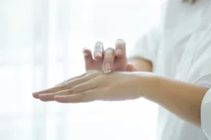 ストレスで手の皮がむけた時の対処法：皮膚のバリア機能を回復