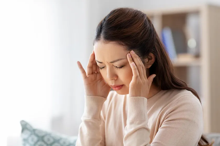 ストレスで急な頭痛が増える?「ズキッ」とする原因と解消法