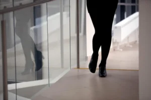 足裏感覚に集中して歩く「歩行瞑想」で会議前の不安を即時低下
