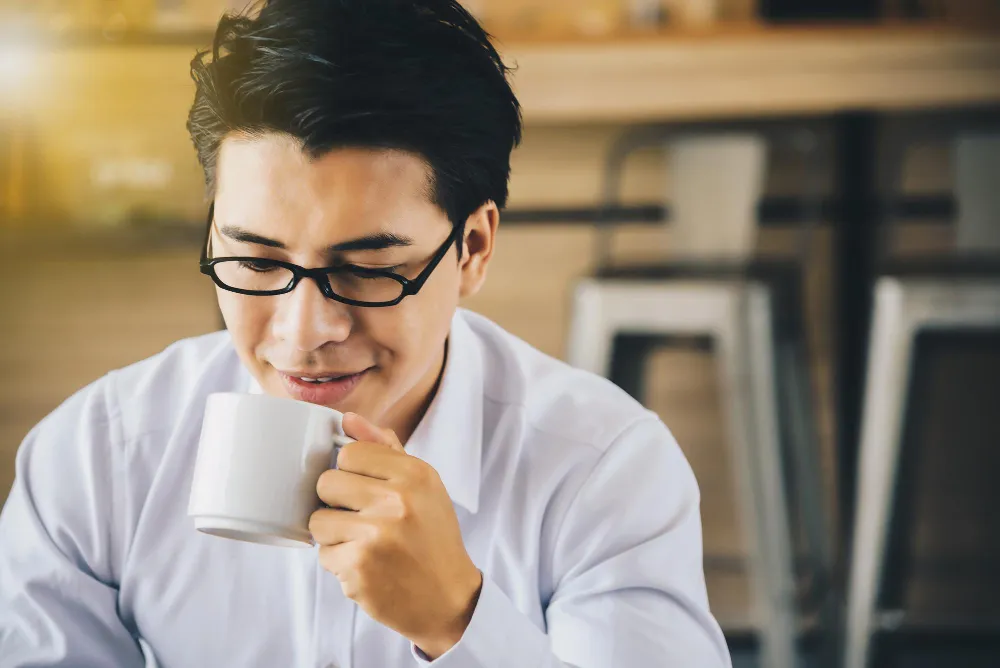 温かい飲み物で職場での孤立感や対人ストレスを緩和して心を軽く
